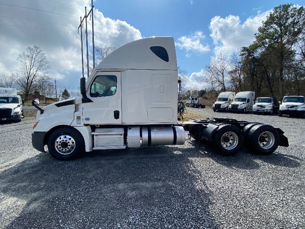 Sleeper Tractor-Heavy Duty Tractors-Freightliner-2022-T12664ST-Cleveland-TN-270,736\n\t\tmiles-$ 87,500 - Image 4