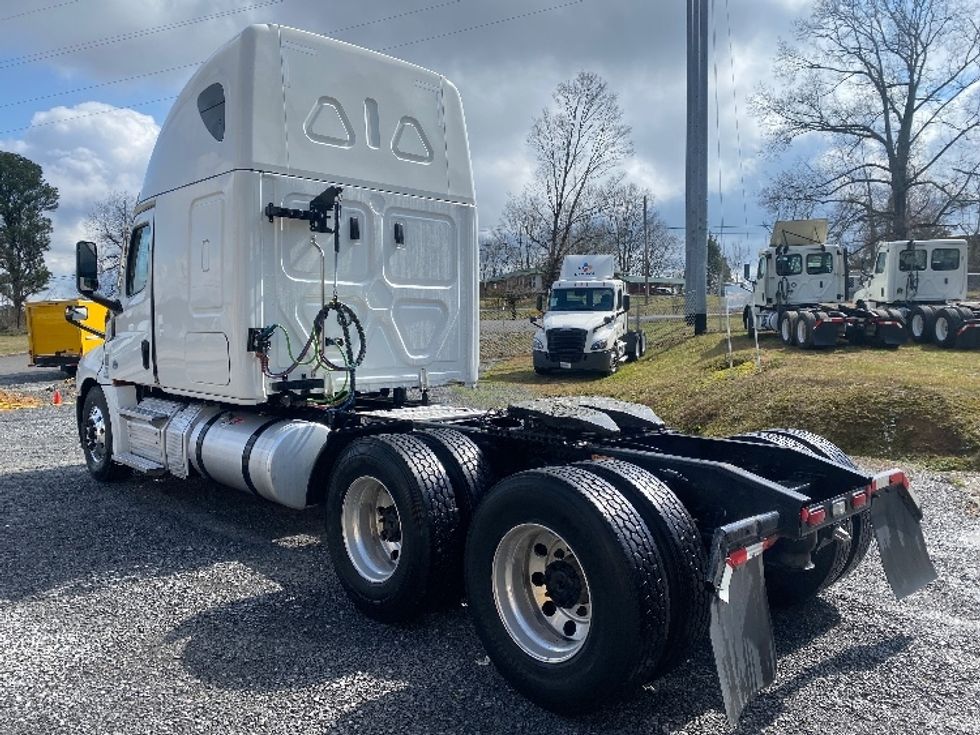 Sleeper Tractor-Heavy Duty Tractors-Freightliner-2022-T12664ST-Cleveland-TN-270,736\n\t\tmiles-$ 87,500 - Image 5
