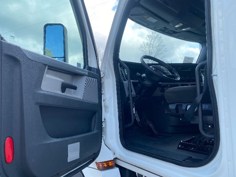 Sleeper Tractor-Heavy Duty Tractors-Freightliner-2022-T12664ST-Cleveland-TN-270,736\n\t\tmiles-$ 87,500 - Image 9