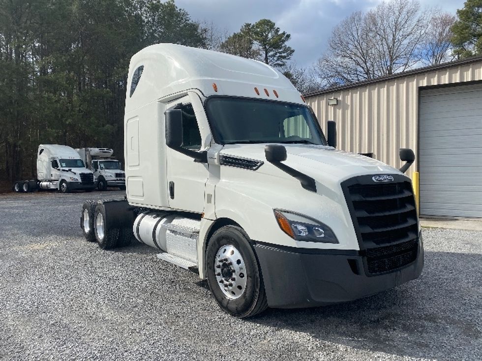 Sleeper Tractor-Heavy Duty Tractors-Freightliner-2022-T12664ST-Cleveland-TN-275,548\n\t\tmiles-$ 87,250 - Image 1