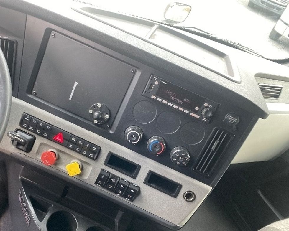 Sleeper Tractor-Heavy Duty Tractors-Freightliner-2022-T12664ST-Cleveland-TN-275,548\n\t\tmiles-$ 87,250 - Image 11