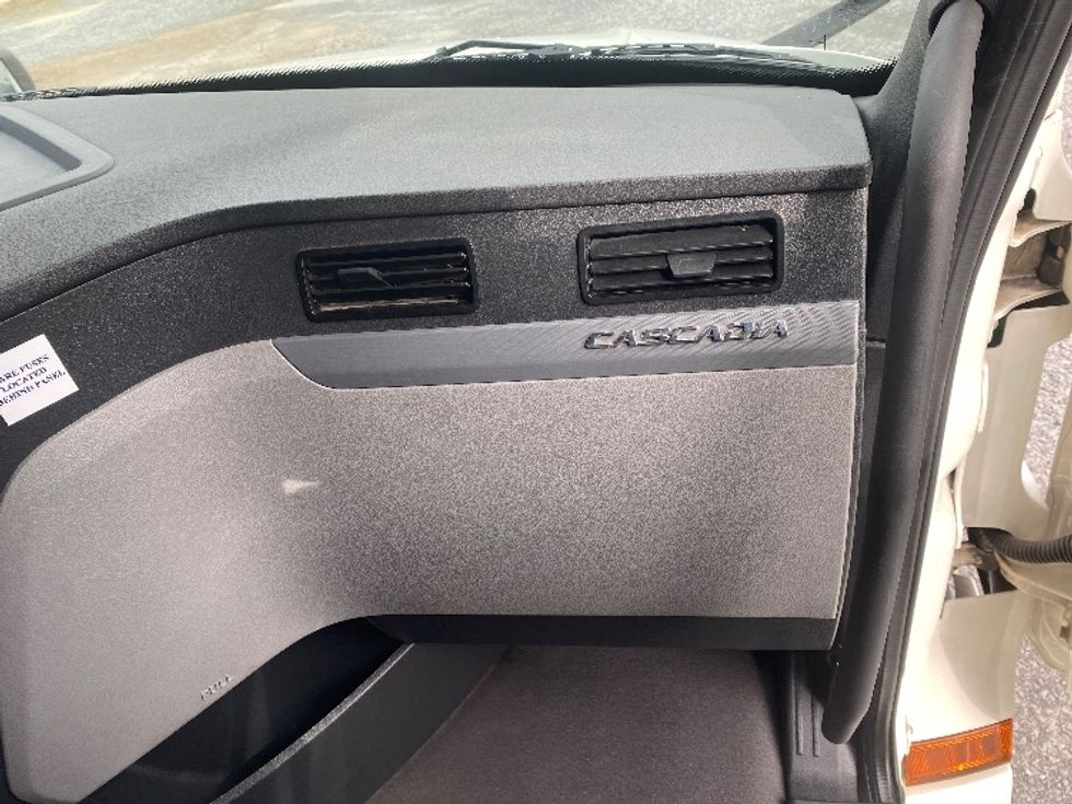 Sleeper Tractor-Heavy Duty Tractors-Freightliner-2022-T12664ST-Cleveland-TN-275,548\n\t\tmiles-$ 87,250 - Image 13