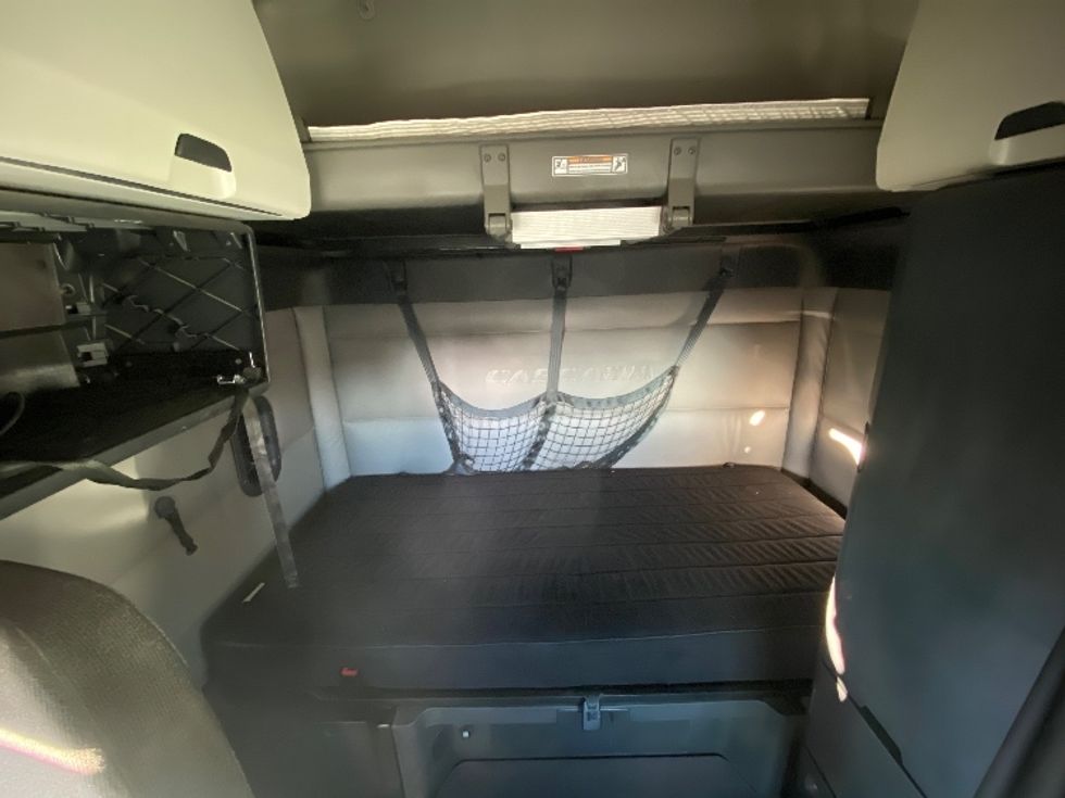 Sleeper Tractor-Heavy Duty Tractors-Freightliner-2022-T12664ST-Cleveland-TN-275,548\n\t\tmiles-$ 87,250 - Image 15