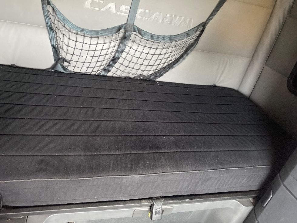 Sleeper Tractor-Heavy Duty Tractors-Freightliner-2022-T12664ST-Cleveland-TN-275,548\n\t\tmiles-$ 87,250 - Image 16