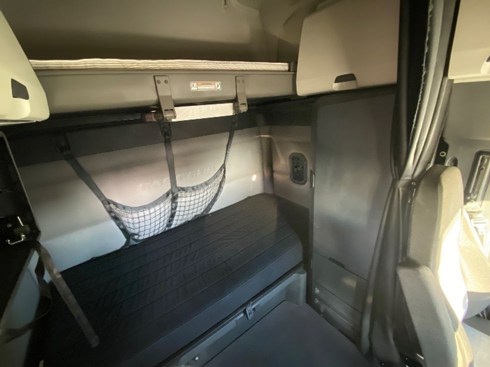 Sleeper Tractor-Heavy Duty Tractors-Freightliner-2022-T12664ST-Cleveland-TN-275,548\n\t\tmiles-$ 87,250 - Image 17