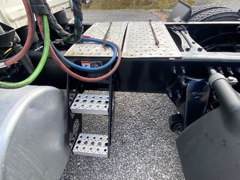 Sleeper Tractor-Heavy Duty Tractors-Freightliner-2022-T12664ST-Cleveland-TN-275,548\n\t\tmiles-$ 87,250 - Image 22