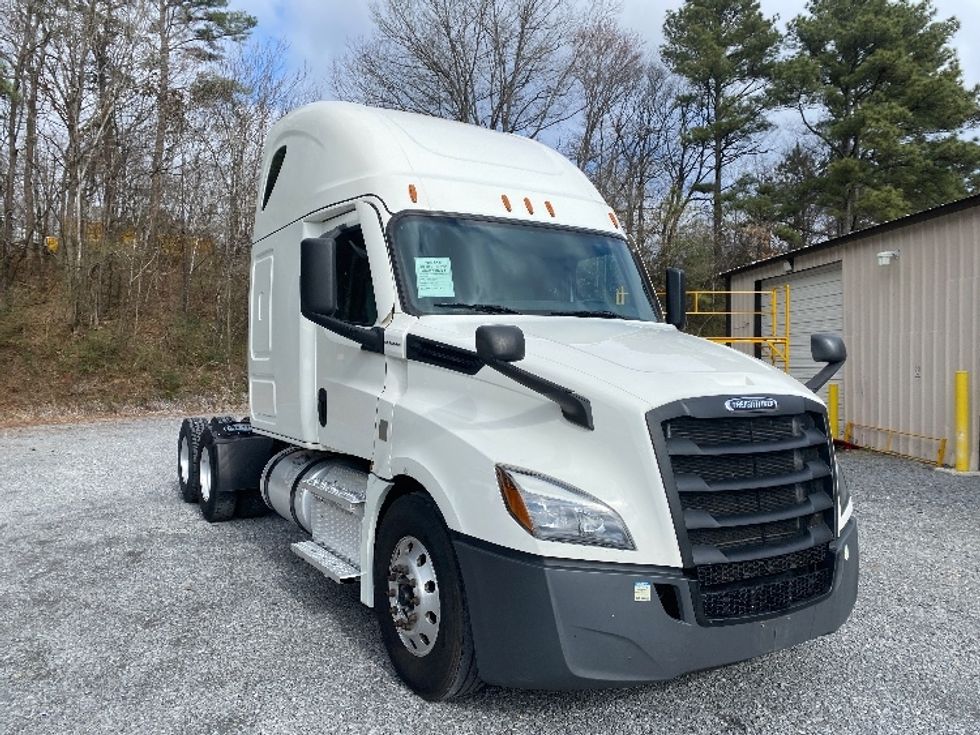 Sleeper Tractor-Heavy Duty Tractors-Freightliner-2022-T12664ST-Cleveland-TN-311,299\n\t\tmiles-$ 84,500 - Image 1