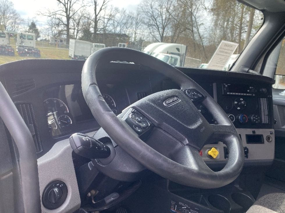 Sleeper Tractor-Heavy Duty Tractors-Freightliner-2022-T12664ST-Cleveland-TN-311,299\n\t\tmiles-$ 84,500 - Image 10