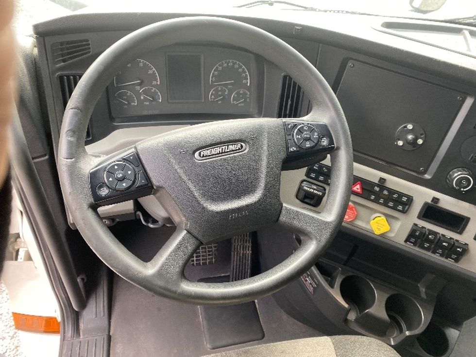 Sleeper Tractor-Heavy Duty Tractors-Freightliner-2022-T12664ST-Cleveland-TN-311,299\n\t\tmiles-$ 84,500 - Image 11