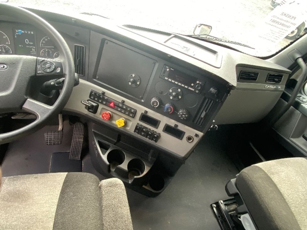 Sleeper Tractor-Heavy Duty Tractors-Freightliner-2022-T12664ST-Cleveland-TN-311,299\n\t\tmiles-$ 84,500 - Image 12