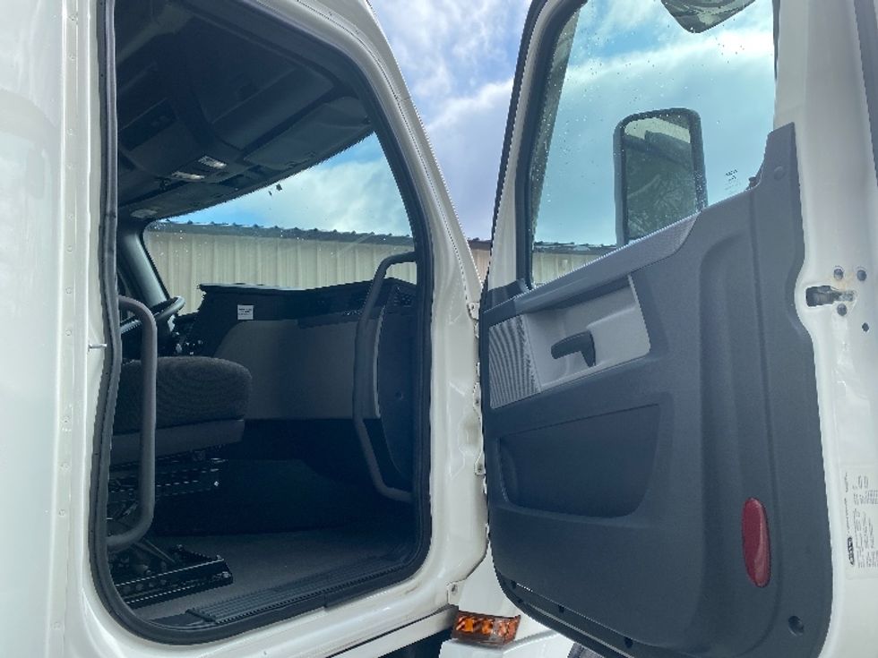 Sleeper Tractor-Heavy Duty Tractors-Freightliner-2022-T12664ST-Cleveland-TN-311,299\n\t\tmiles-$ 84,500 - Image 13