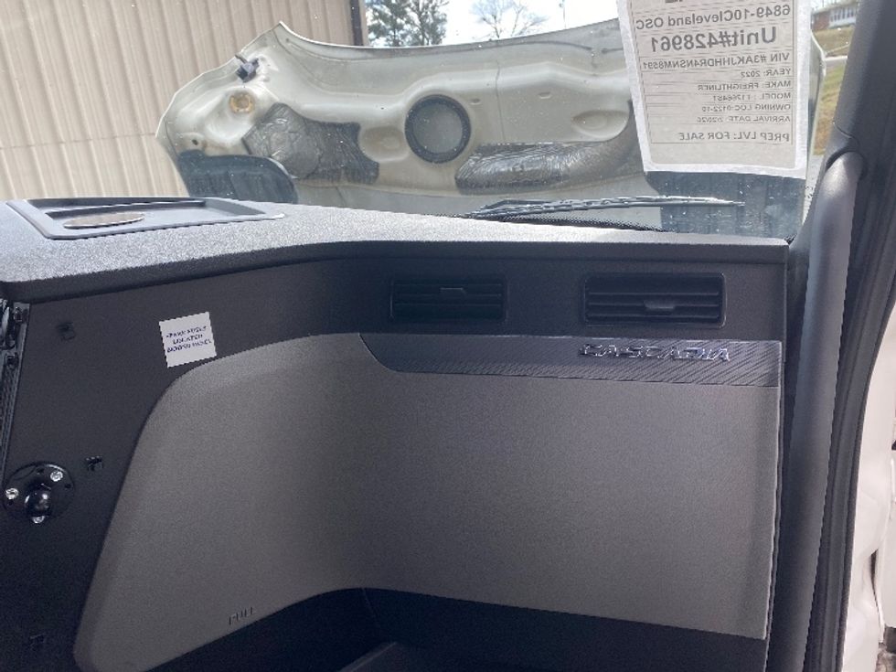 Sleeper Tractor-Heavy Duty Tractors-Freightliner-2022-T12664ST-Cleveland-TN-311,299\n\t\tmiles-$ 84,500 - Image 14