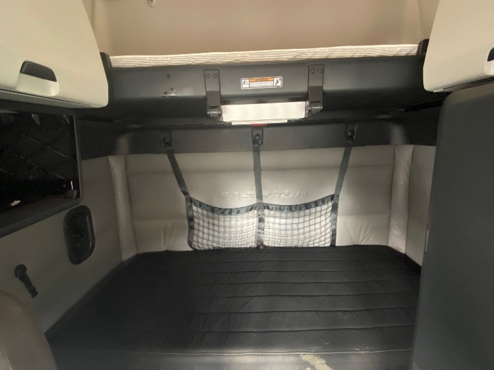 Sleeper Tractor-Heavy Duty Tractors-Freightliner-2022-T12664ST-Cleveland-TN-311,299\n\t\tmiles-$ 84,500 - Image 16