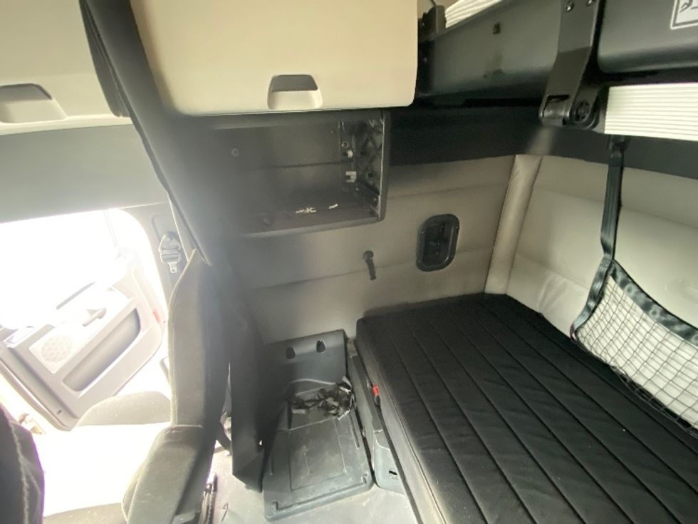 Sleeper Tractor-Heavy Duty Tractors-Freightliner-2022-T12664ST-Cleveland-TN-311,299\n\t\tmiles-$ 84,500 - Image 19