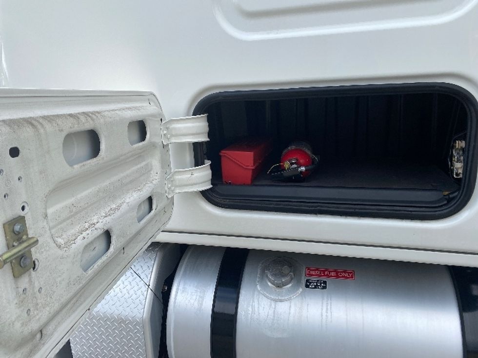 Sleeper Tractor-Heavy Duty Tractors-Freightliner-2022-T12664ST-Cleveland-TN-311,299\n\t\tmiles-$ 84,500 - Image 22