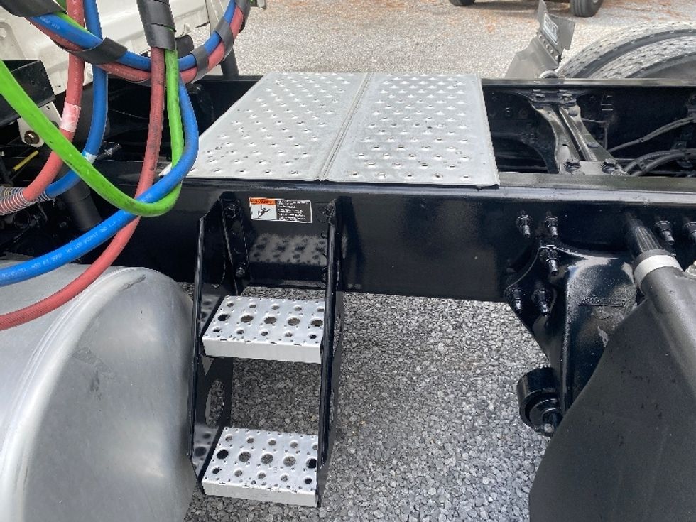 Sleeper Tractor-Heavy Duty Tractors-Freightliner-2022-T12664ST-Cleveland-TN-311,299\n\t\tmiles-$ 84,500 - Image 23