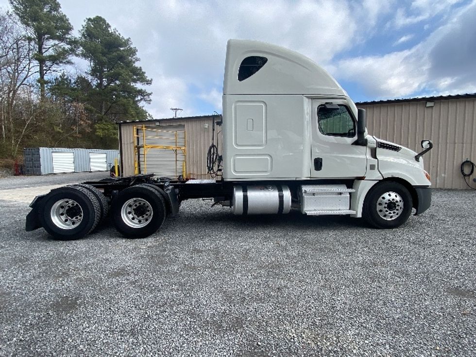 Sleeper Tractor-Heavy Duty Tractors-Freightliner-2022-T12664ST-Cleveland-TN-311,299\n\t\tmiles-$ 84,500 - Image 8