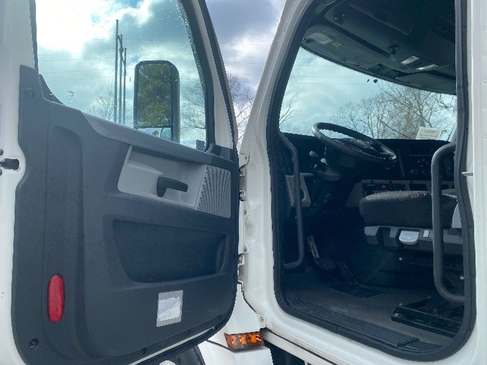 Sleeper Tractor-Heavy Duty Tractors-Freightliner-2022-T12664ST-Cleveland-TN-311,299\n\t\tmiles-$ 84,500 - Image 9