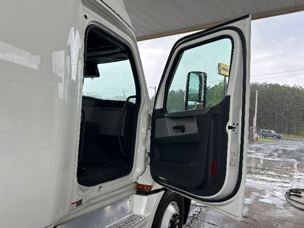 Sleeper Tractor-Heavy Duty Tractors-Freightliner-2022-T12664ST-Cleveland-TN-354,149\n\t\tmiles-$ 88,250 - Image 13
