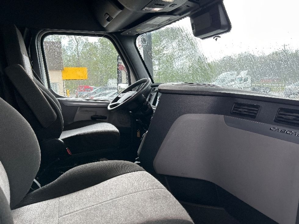 Sleeper Tractor-Heavy Duty Tractors-Freightliner-2022-T12664ST-Cleveland-TN-354,149\n\t\tmiles-$ 88,250 - Image 15