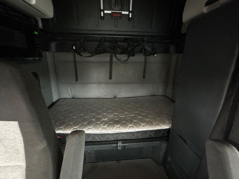 Sleeper Tractor-Heavy Duty Tractors-Freightliner-2022-T12664ST-Cleveland-TN-354,149\n\t\tmiles-$ 88,250 - Image 16