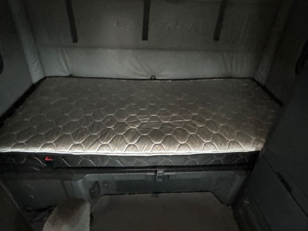 Sleeper Tractor-Heavy Duty Tractors-Freightliner-2022-T12664ST-Cleveland-TN-354,149\n\t\tmiles-$ 88,250 - Image 17