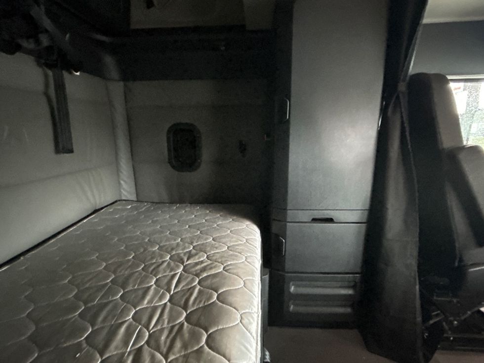 Sleeper Tractor-Heavy Duty Tractors-Freightliner-2022-T12664ST-Cleveland-TN-354,149\n\t\tmiles-$ 88,250 - Image 18