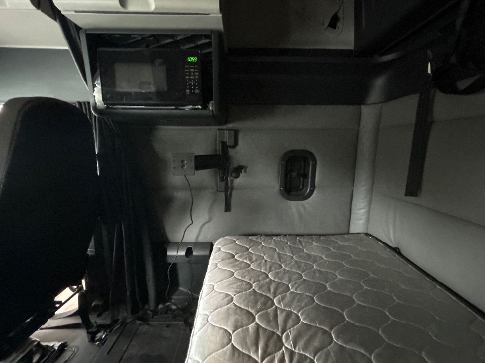 Sleeper Tractor-Heavy Duty Tractors-Freightliner-2022-T12664ST-Cleveland-TN-354,149\n\t\tmiles-$ 88,250 - Image 19