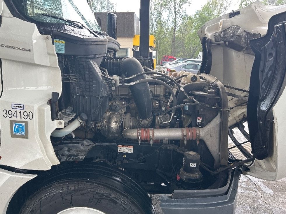 Sleeper Tractor-Heavy Duty Tractors-Freightliner-2022-T12664ST-Cleveland-TN-354,149\n\t\tmiles-$ 88,250 - Image 20