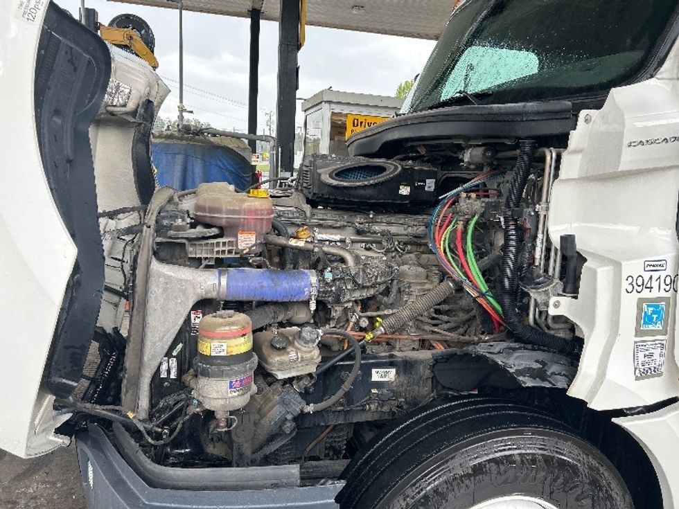 Sleeper Tractor-Heavy Duty Tractors-Freightliner-2022-T12664ST-Cleveland-TN-354,149\n\t\tmiles-$ 88,250 - Image 21