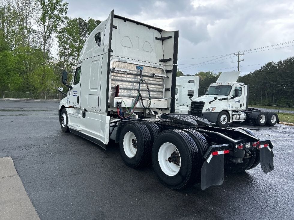 Sleeper Tractor-Heavy Duty Tractors-Freightliner-2022-T12664ST-Cleveland-TN-354,149\n\t\tmiles-$ 88,250 - Image 5