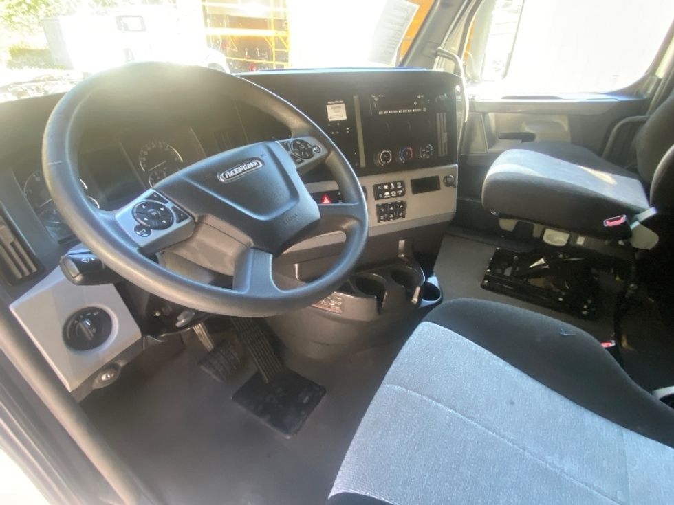 Sleeper Tractor-Heavy Duty Tractors-Freightliner-2022-T12664ST-Cleveland-TN-381,104\n\t\tmiles-$ 84,000 - Image 10