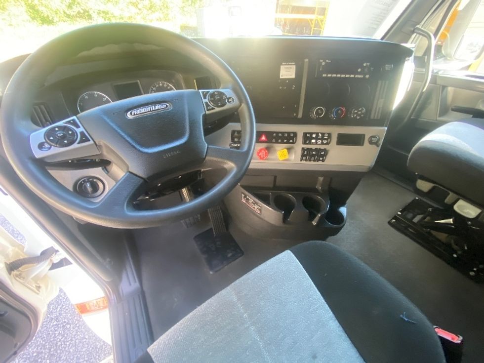 Sleeper Tractor-Heavy Duty Tractors-Freightliner-2022-T12664ST-Cleveland-TN-381,104\n\t\tmiles-$ 84,000 - Image 11