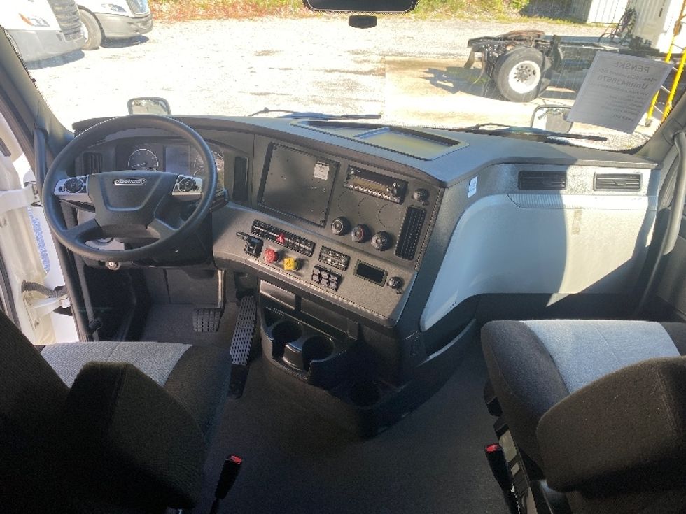 Sleeper Tractor-Heavy Duty Tractors-Freightliner-2022-T12664ST-Cleveland-TN-381,104\n\t\tmiles-$ 84,000 - Image 12