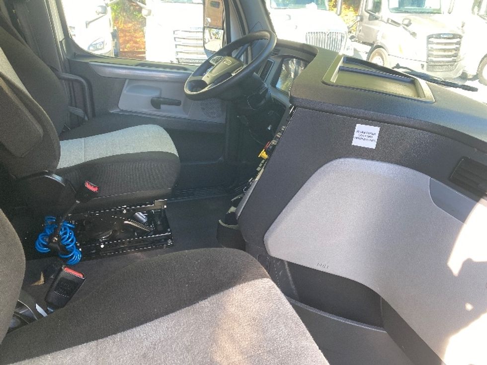 Sleeper Tractor-Heavy Duty Tractors-Freightliner-2022-T12664ST-Cleveland-TN-381,104\n\t\tmiles-$ 84,000 - Image 15