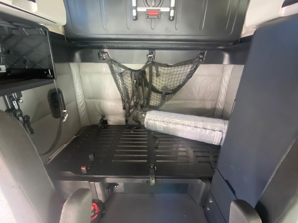 Sleeper Tractor-Heavy Duty Tractors-Freightliner-2022-T12664ST-Cleveland-TN-381,104\n\t\tmiles-$ 84,000 - Image 16