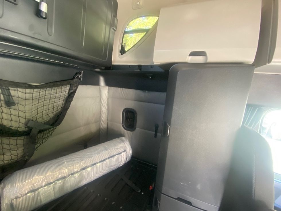 Sleeper Tractor-Heavy Duty Tractors-Freightliner-2022-T12664ST-Cleveland-TN-381,104\n\t\tmiles-$ 84,000 - Image 17