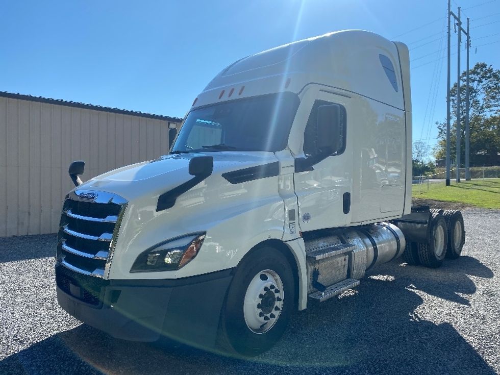 Sleeper Tractor-Heavy Duty Tractors-Freightliner-2022-T12664ST-Cleveland-TN-381,104\n\t\tmiles-$ 84,000 - Image 3