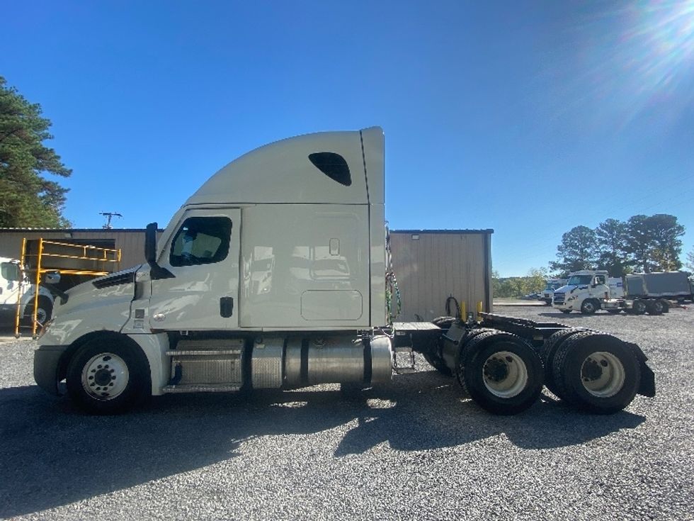 Sleeper Tractor-Heavy Duty Tractors-Freightliner-2022-T12664ST-Cleveland-TN-381,104\n\t\tmiles-$ 84,000 - Image 4