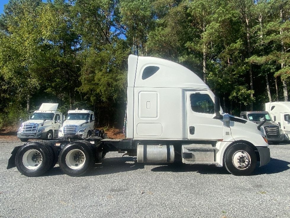 Sleeper Tractor-Heavy Duty Tractors-Freightliner-2022-T12664ST-Cleveland-TN-381,104\n\t\tmiles-$ 84,000 - Image 8