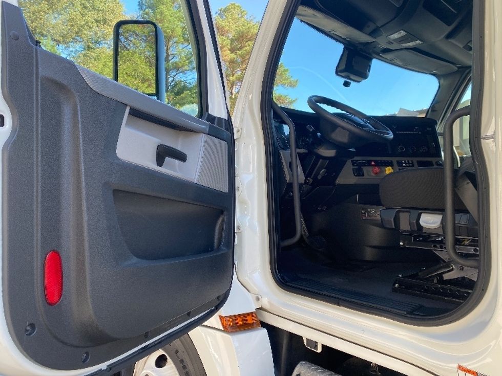 Sleeper Tractor-Heavy Duty Tractors-Freightliner-2022-T12664ST-Cleveland-TN-381,104\n\t\tmiles-$ 84,000 - Image 9