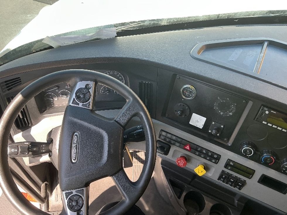 Sleeper Tractor-Heavy Duty Tractors-Freightliner-2022-T12664ST-Cleveland-TN-561,770\n\t\tmiles-$ 66,000 - Image 11