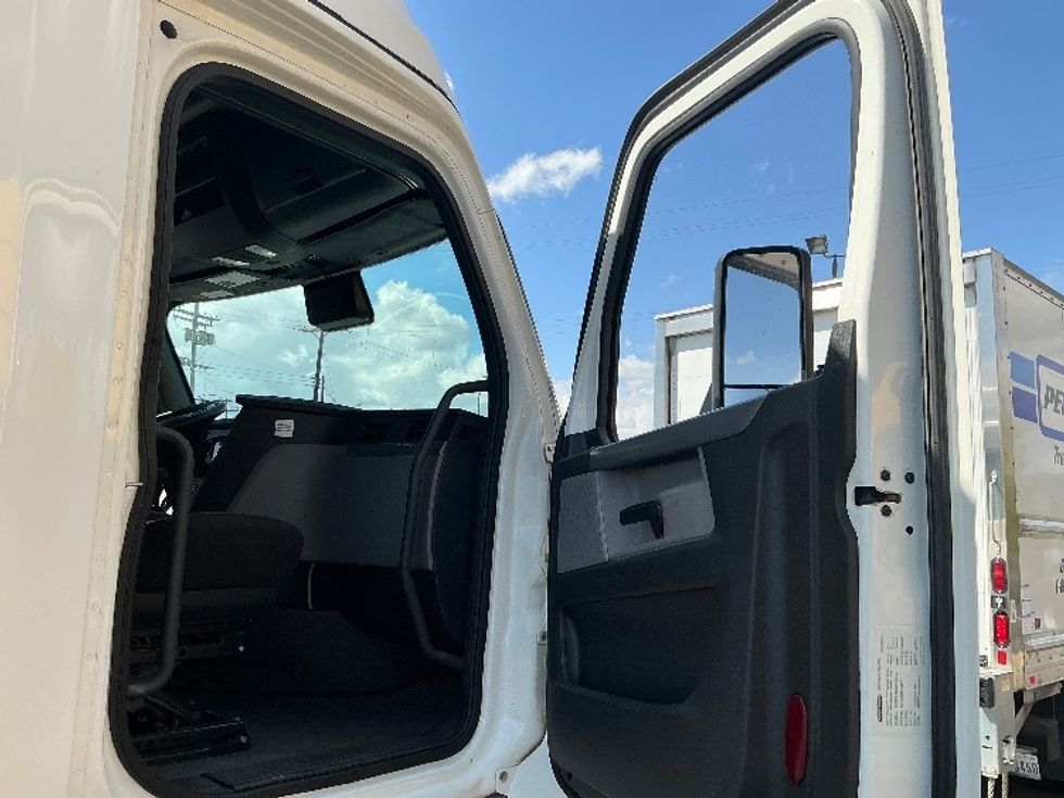 Sleeper Tractor-Heavy Duty Tractors-Freightliner-2022-T12664ST-Cleveland-TN-561,770\n\t\tmiles-$ 66,000 - Image 13