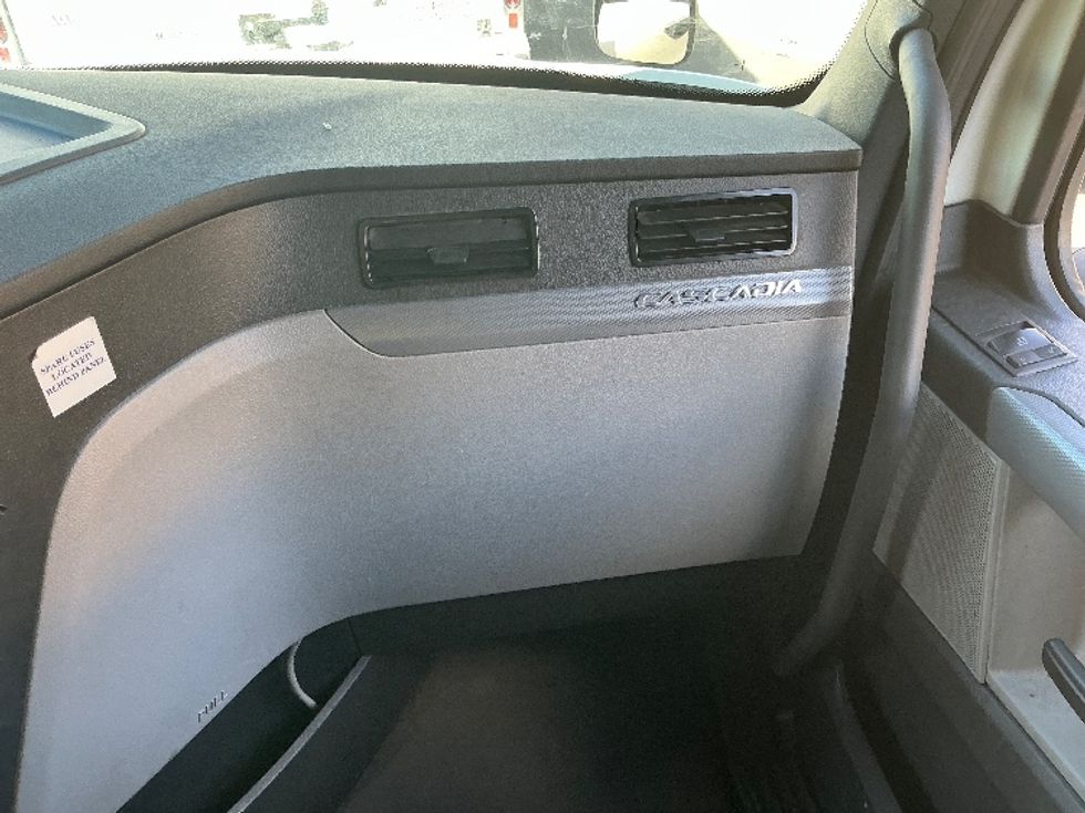 Sleeper Tractor-Heavy Duty Tractors-Freightliner-2022-T12664ST-Cleveland-TN-561,770\n\t\tmiles-$ 66,000 - Image 14