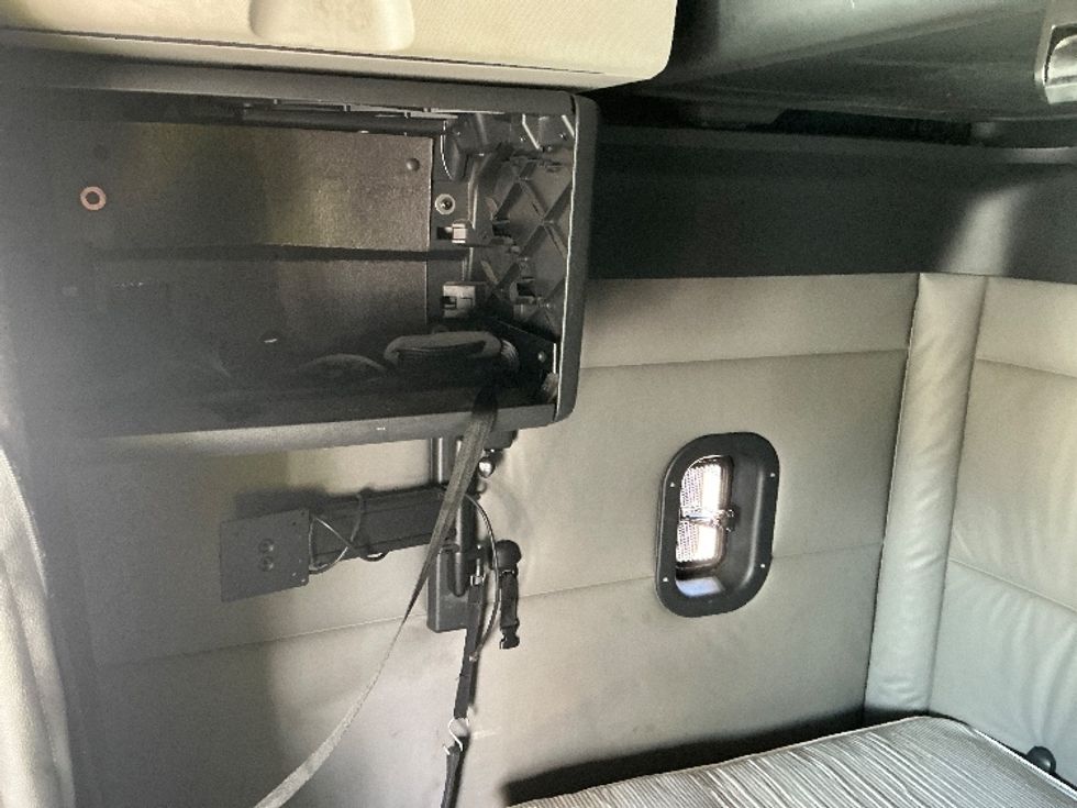 Sleeper Tractor-Heavy Duty Tractors-Freightliner-2022-T12664ST-Cleveland-TN-561,770\n\t\tmiles-$ 66,000 - Image 18