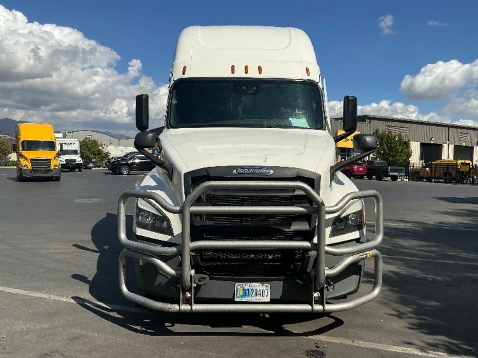 Sleeper Tractor-Heavy Duty Tractors-Freightliner-2022-T12664ST-Cleveland-TN-561,770\n\t\tmiles-$ 66,000 - Image 2
