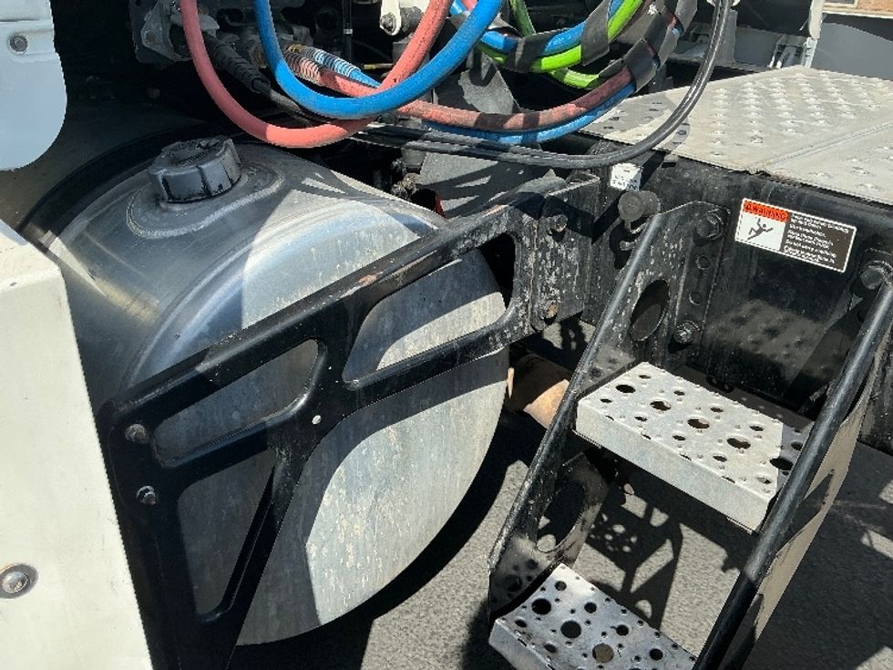 Sleeper Tractor-Heavy Duty Tractors-Freightliner-2022-T12664ST-Cleveland-TN-561,770\n\t\tmiles-$ 66,000 - Image 27