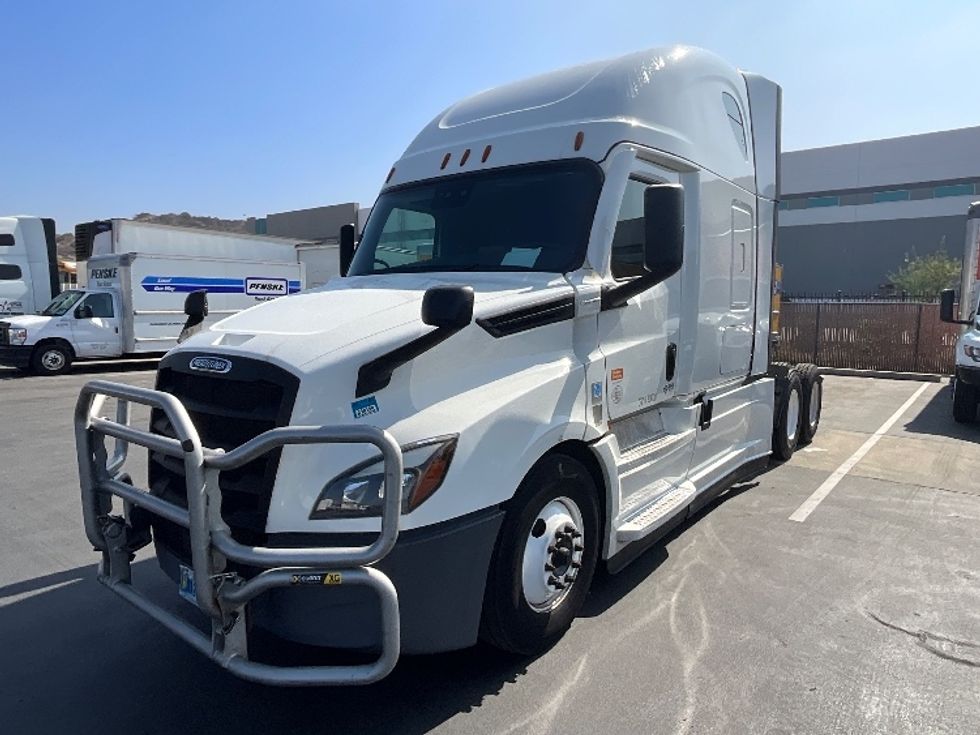 Sleeper Tractor-Heavy Duty Tractors-Freightliner-2022-T12664ST-Cleveland-TN-561,770\n\t\tmiles-$ 66,000 - Image 3