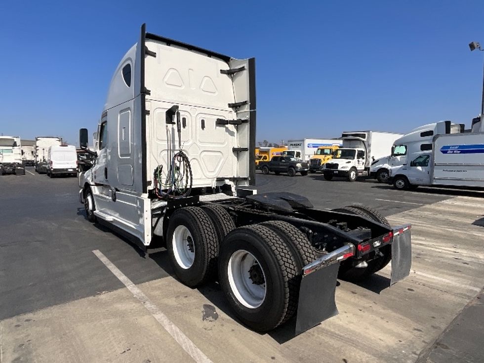 Sleeper Tractor-Heavy Duty Tractors-Freightliner-2022-T12664ST-Cleveland-TN-561,770\n\t\tmiles-$ 66,000 - Image 5