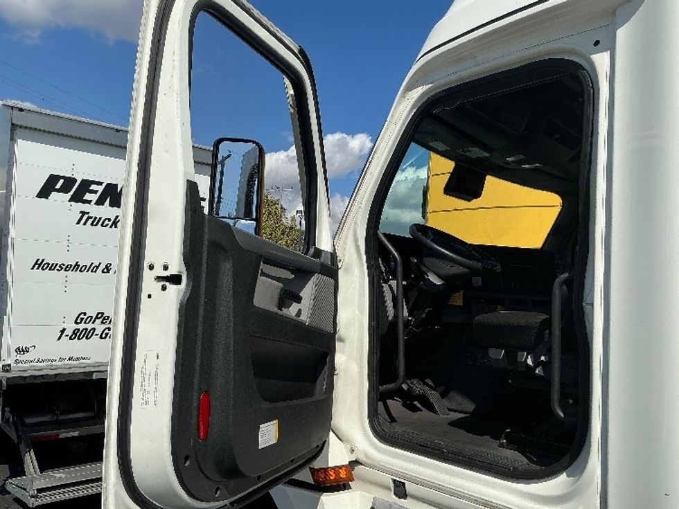 Sleeper Tractor-Heavy Duty Tractors-Freightliner-2022-T12664ST-Cleveland-TN-561,770\n\t\tmiles-$ 66,000 - Image 9